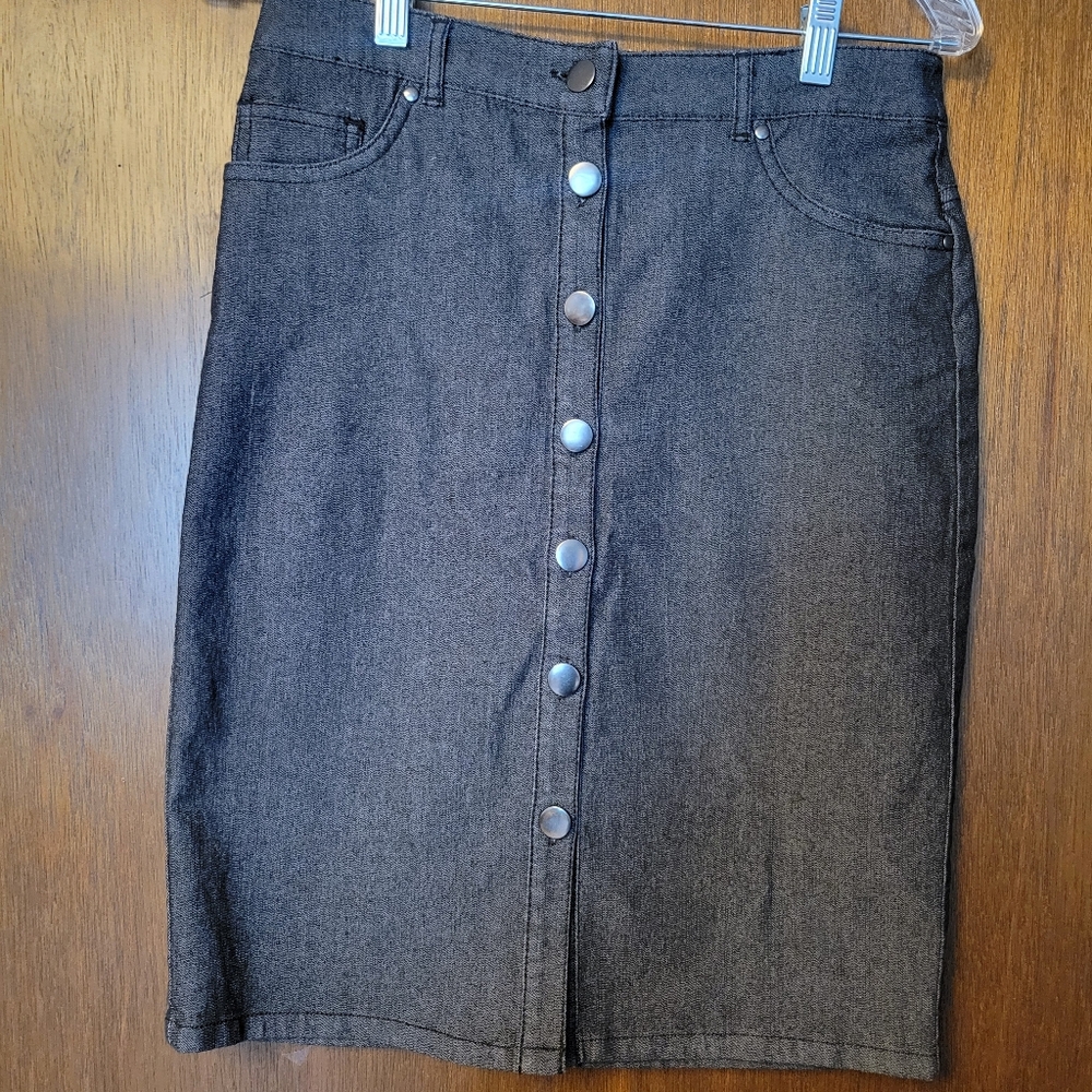 Van Heusen stretch denim pencil skirt. Size 0, EUC. Unworn, bought on site.
